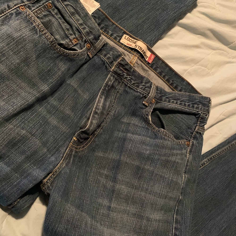 Levi’s 569 straight legged MENS jeans.